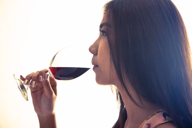 9 Manfaat dan Risiko Wine Bagi Kesehatan Tubuh